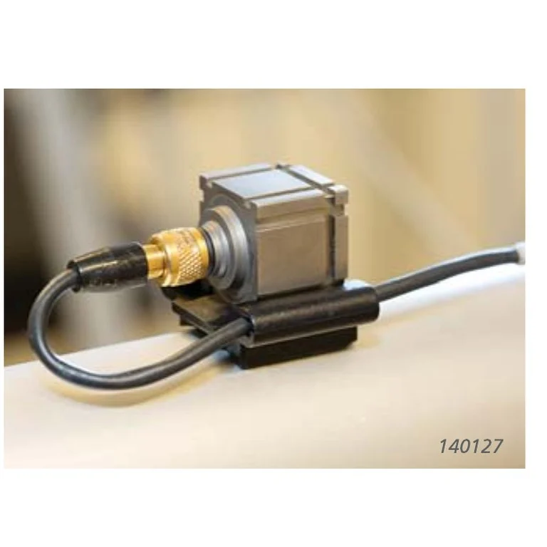 תצלום מוצר אמיתי של מאיץ התאוצה Type 4529-B כשהוא מותקן בתפס המקורי, מתוך מפרט HBK BP 2517