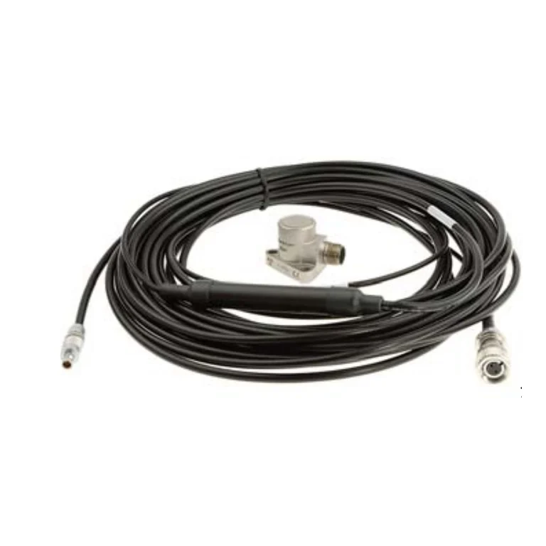 תצלום יצרן אמיתי של משפחת Type 8324-G: מד התאוצה וכבל הממיר המשולב; הוא מייצג את המשפחה ואינו מבחין בין גרסאות הכבל והמחבר