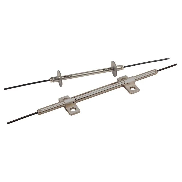 תצלום יצרן של חיישן עיבור אופטי קשיח FS62RSS מתוך גיליון הנתונים; גרסת ההגנה/הכבל עשויה להשתנות לפי המק״ט