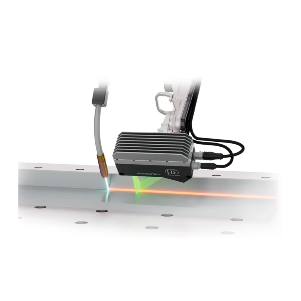 תצלום יישום יצרן רשמי מייצג של גוף scanCONTROL המותקן על קירור פסיבי 2820205; קטלוג scanCONTROL, עמ׳ 53. התמונה מציגה את האביזר בשימוש ואינה צילום סטודיו מבודד.