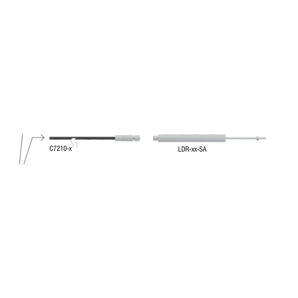איור חיבור יצרן רשמי של כבל C7210-x למחבר חיישן LDR-xx-SA; סימון השבירה מציין אורך משתנה (קטלוג induSENSOR, עמ׳ 35)