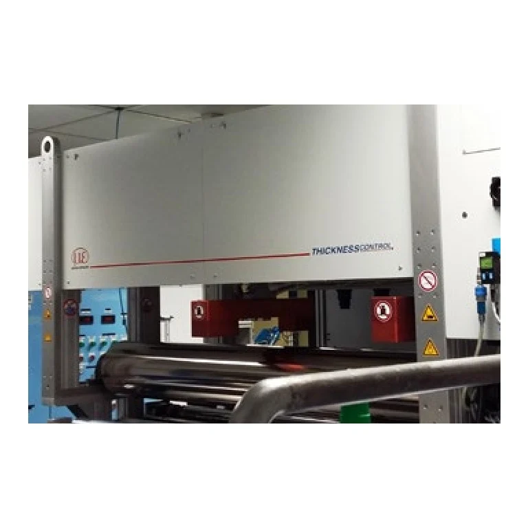 תצלום יצרן של מערכת thicknessCONTROL STG 8101.EO בתהליך תעשייתי; זו המחשה משפחתית ולא צילום של כל וריאנט בנפרד